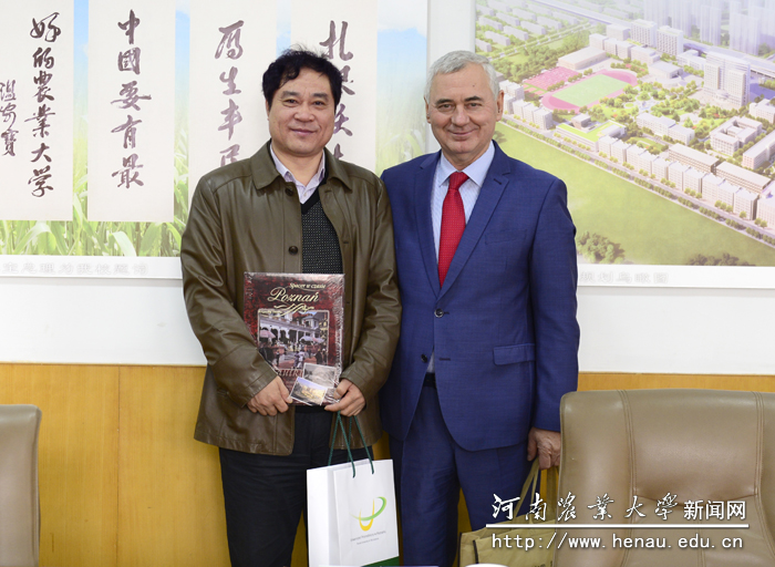 校长、中国工程院院士张改平和波兰波兹南生命科学大学校长杨·比库尔互赠礼物