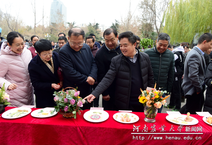 校党委副书记褚金海参观展览