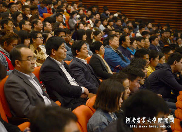 校党委副书记、工会主席褚金海和1000余名师生一起参加了报告会 校党委副书记、工会主席褚金海和1000余名师生一起参加了报告会