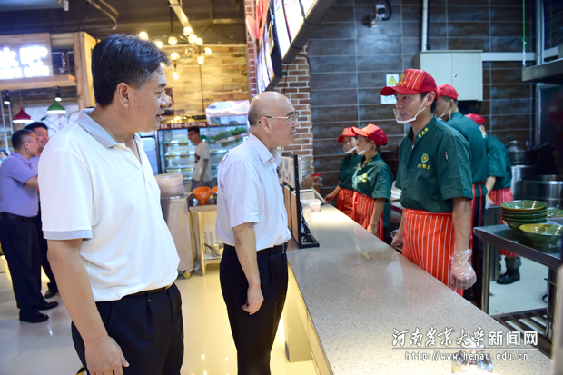 校党委书记李留心向餐厅师傅了解情况
