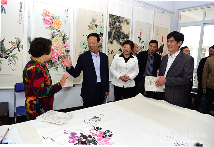 陈鸿飞一行在老年大学参观,和我校老同志亲切交流 陈鸿飞一行在老年大学参观,和我校老同志亲切交流