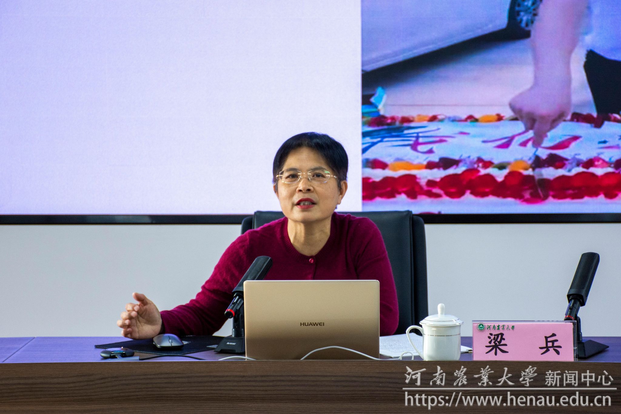 国际教育学院院长梁兵作专题报告.jpg 国际教育学院院长梁兵作专题报告.jpg