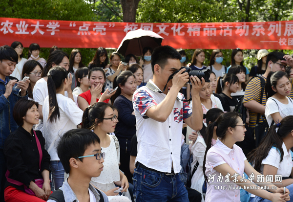 现场表演吸引了师生们的关注 现场表演吸引了师生们的关注