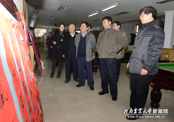 校党委副书记王洪彬,校党委副书记、工会主席褚金海,副校长谭金芳观看教职工春联作品展览 校党委副书记王洪彬,校党委副书记、工会主席褚金海,副校长谭金芳观看教职工春联作品展览