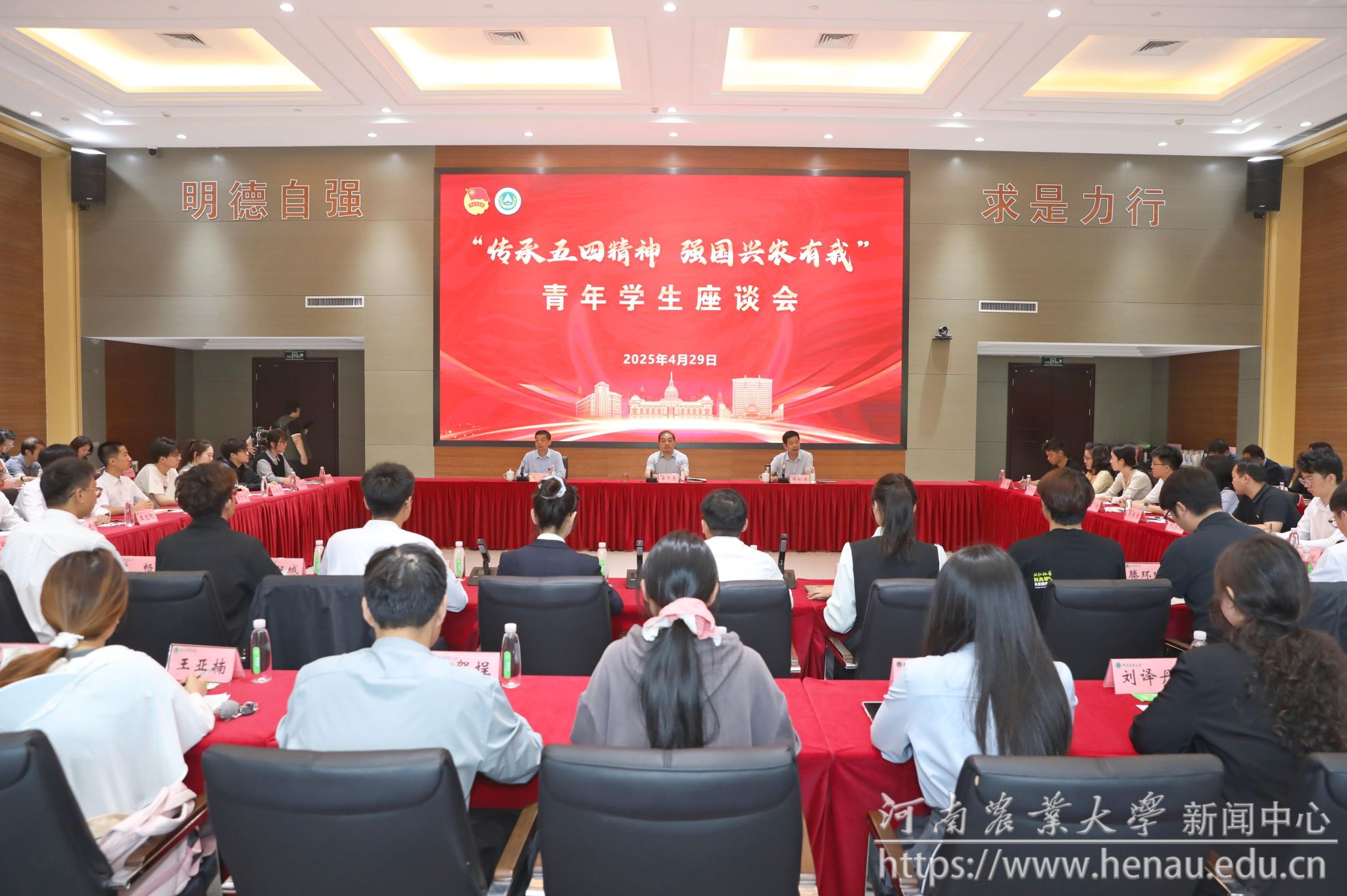 座谈会现场.jpg 座谈会现场.jpg