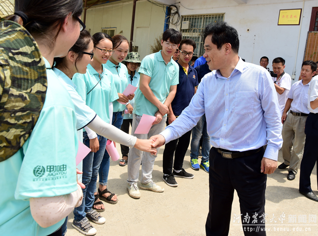 张改平亲切看望在基地实习的大学生并和大家一一握手