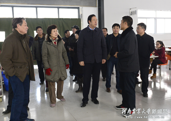 校党委书记程传兴、副校长柳娜了解餐厅安全工作情况
