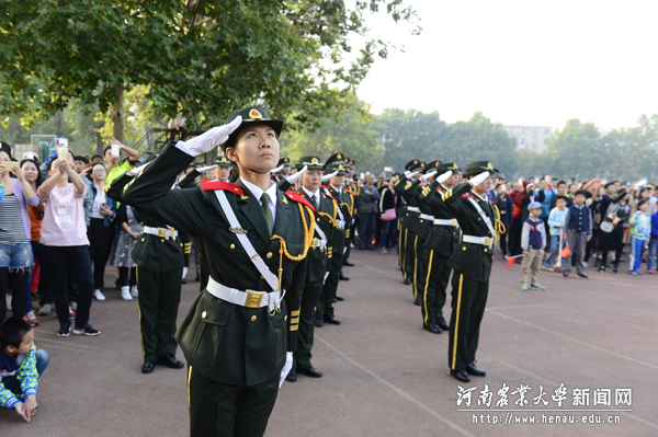 现场师生面向国旗庄严行礼 现场师生面向国旗庄严行礼