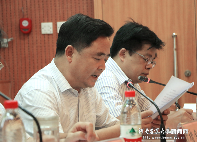 校党委副书记、工会主席褚金海宣读文件