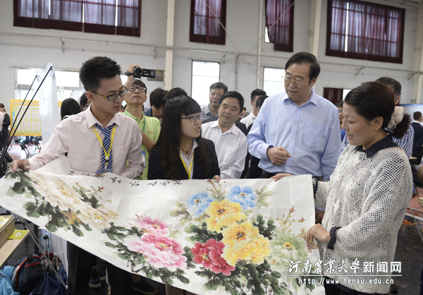 团省委副书记、党组副书记李若鹏,校党委书记程传兴,校党委副书记、工会主席褚金海观看参赛项目现场展示 团省委副书记、党组副书记李若鹏,校党委书记程传兴,校党委副书记、工会主席褚金海观看参赛项目现场展示