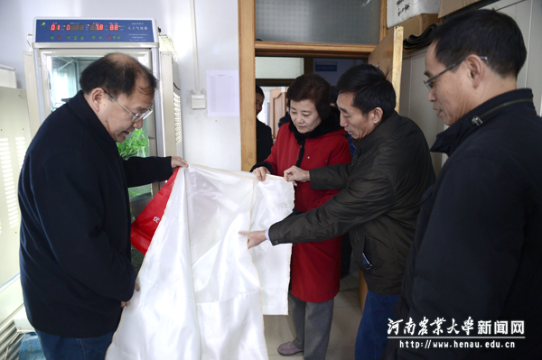 副校长柳娜查看灭火毯等消防设备配置使用情况