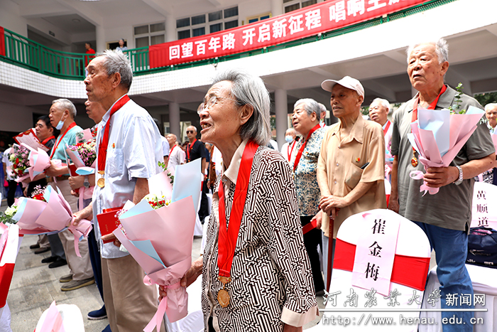 全体与会人员齐唱歌曲《没有共产党就没有新中国》 全体与会人员齐唱歌曲《没有共产党就没有新中国》
