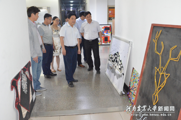 校党委副书记、工会主席褚金海参观展览 校党委副书记、工会主席褚金海参观展览