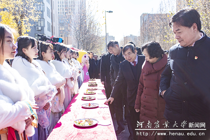校党委副书记、工会主席李成吾,副校长尹新明、康相涛参与活动 校党委副书记、工会主席李成吾,副校长尹新明、康相涛参与活动