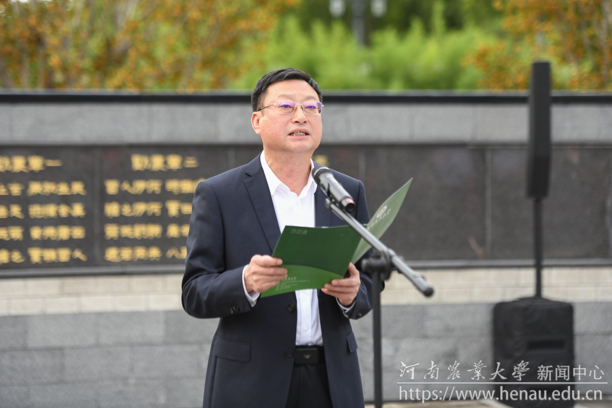 党委副书记、工会主席何松林主持仪式.jpg