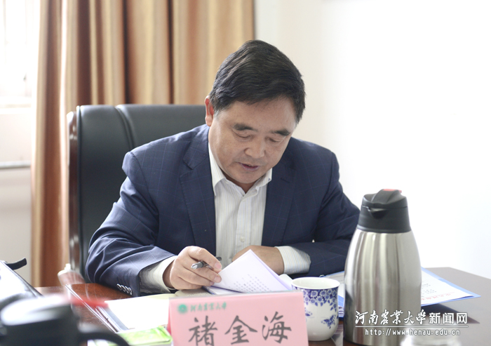 校党委副书记、工会主席褚金海领学