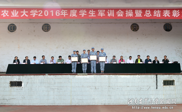 文化路校区优胜单位上台领奖 文化路校区优胜单位上台领奖