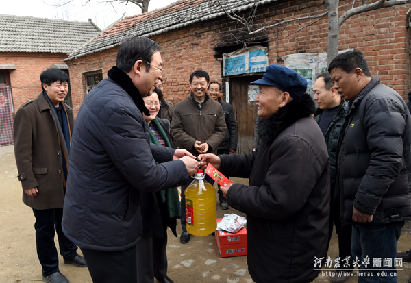 水印-校党委书记程传兴一行为困难群众送上慰问金和慰问品 水印-校党委书记程传兴一行为困难群众送上慰问金和慰问品