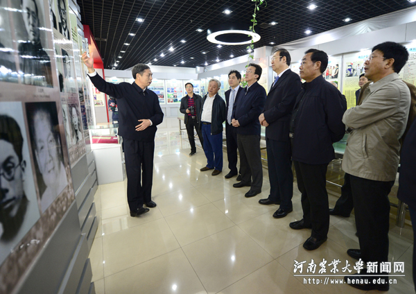 参观校史馆 参观校史馆