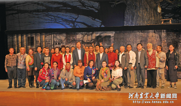 与会领导与演职人员合影留念 与会领导与演职人员合影留念