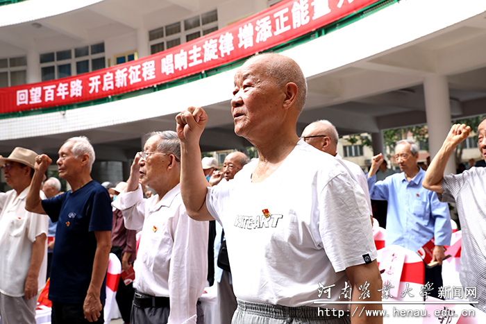 老党员们面向党旗重温入党誓词 老党员们面向党旗重温入党誓词