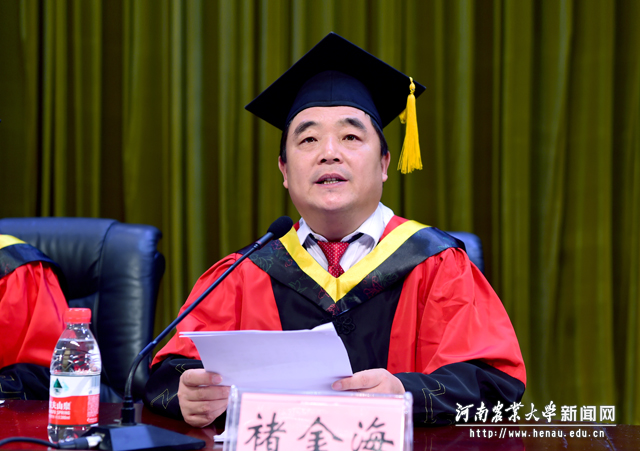 校党委副书记、工会主席褚金海宣读优秀毕业生名单