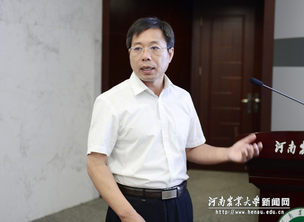 实验室副主任汤继华教授介绍实验室情况 实验室副主任汤继华教授介绍实验室情况