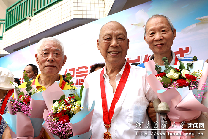 参加颁发仪式的老党员(4) 参加颁发仪式的老党员(4)