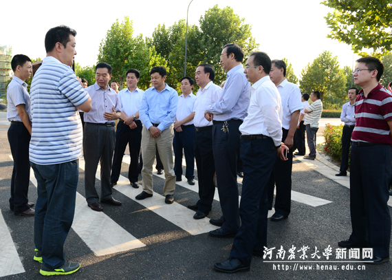 杜占元、徐济超听取情况介绍