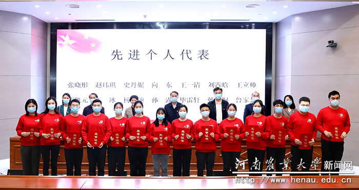 与会领导为先进个人代表颁发荣誉证书“系扣子”