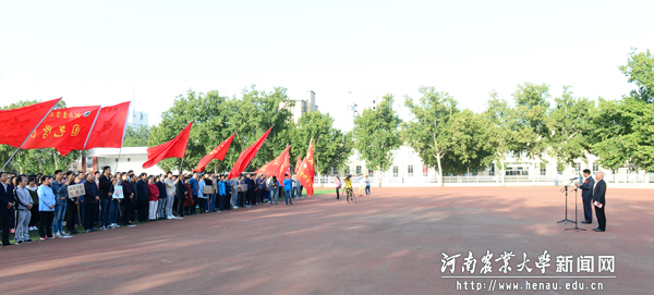 学校隆重举行庆祝建国66周年升国旗仪式 学校隆重举行庆祝建国66周年升国旗仪式
