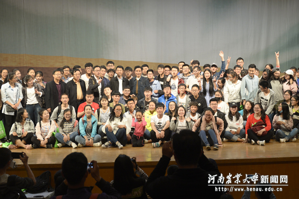 现场师生与演职人员合影留念 现场师生与演职人员合影留念