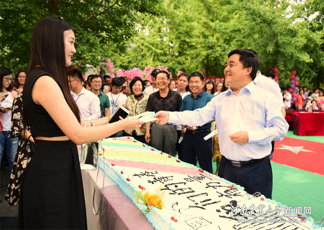 校党委副书记、工会主席褚金海为毕业生送上蛋糕 校党委副书记、工会主席褚金海为毕业生送上蛋糕