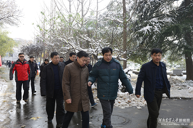 校长、中国工程院院士张改平查看校园雪情 校长、中国工程院院士张改平查看校园雪情