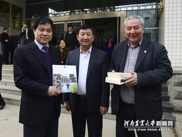 哈方代表向校长、中国工程院院士张改平赠送纪念品 哈方代表向校长、中国工程院院士张改平赠送纪念品