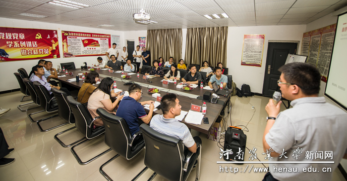 与当地党组织负责人、党员座谈 与当地党组织负责人、党员座谈