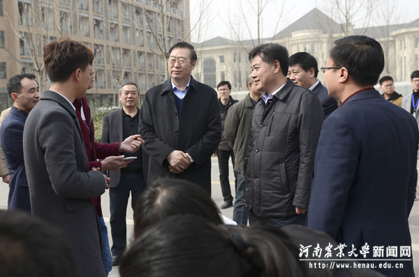 校党委书记程传兴、副校长李成吾听取“电脑120”负责人介绍开展志愿服务活动的情况 校党委书记程传兴、副校长李成吾听取“电脑120”负责人介绍开展志愿服务活动的情况