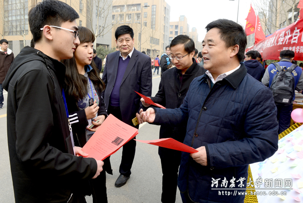 校党委副书记、工会主席褚金海来到龙子湖校区学雷锋活动现场,和志愿者们亲切交谈 校党委副书记、工会主席褚金海来到龙子湖校区学雷锋活动现场,和志愿者们亲切交谈