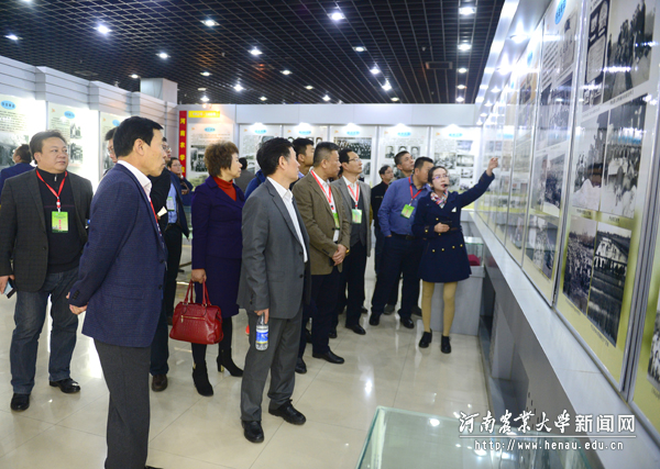 与会代表参观校史馆 与会代表参观校史馆