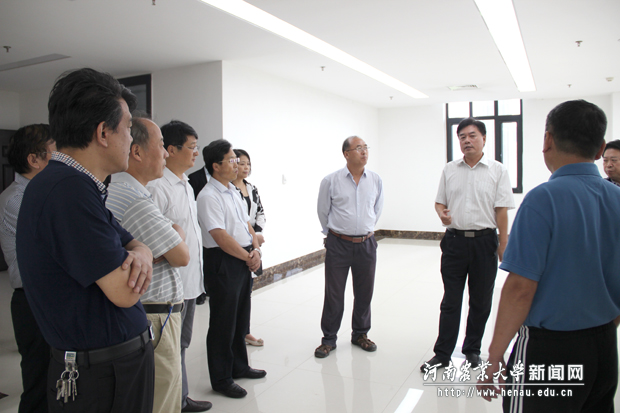 副校长李成吾检查开学准备工作