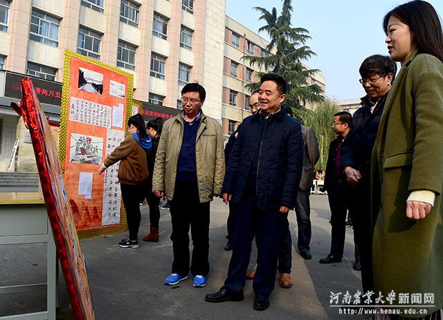 校领导参观书画展 校领导参观书画展