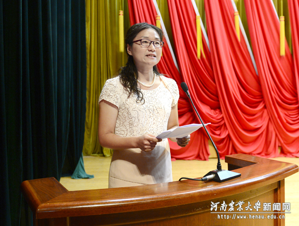 烟草学院党委副书记秦素玲作为优秀党务工作者代表发言