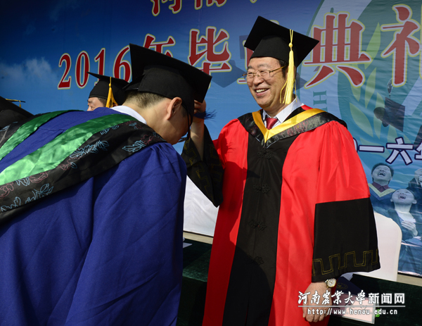 校党委书记程传兴为毕业生拨正流苏