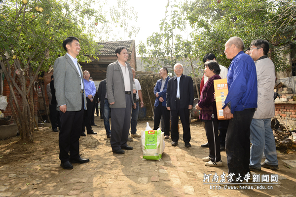 走访慰问当地困难群众 走访慰问当地困难群众