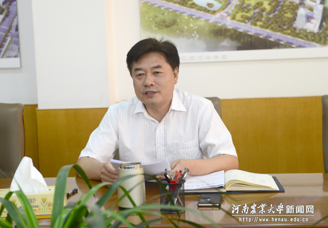 副校长李成吾主持会议