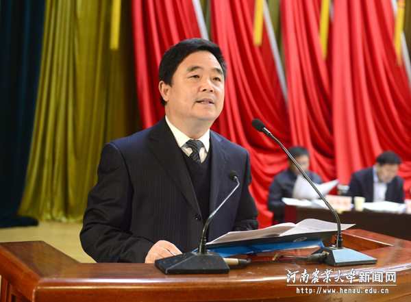 校党委副书记、工会主席褚金海作《工会工作报告》 校党委副书记、工会主席褚金海作《工会工作报告》