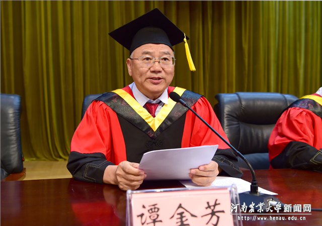 副校长谭金芳宣读学位授予决定