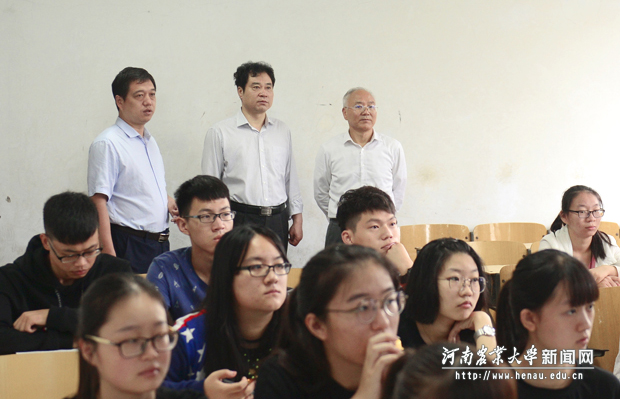 校领导查看学生开学第一课上课情况