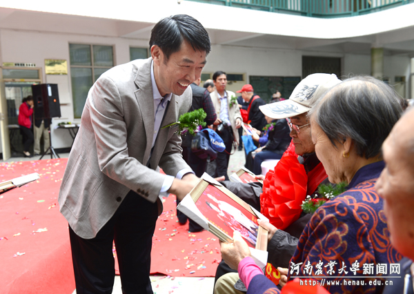 校党委副书记王洪彬为老同志赠送金婚纪念照 校党委副书记王洪彬为老同志赠送金婚纪念照