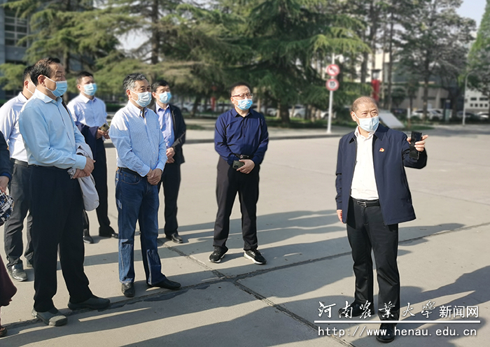 校长介晓磊在文化路校区北大门检查指导工作 校长介晓磊在文化路校区北大门检查指导工作